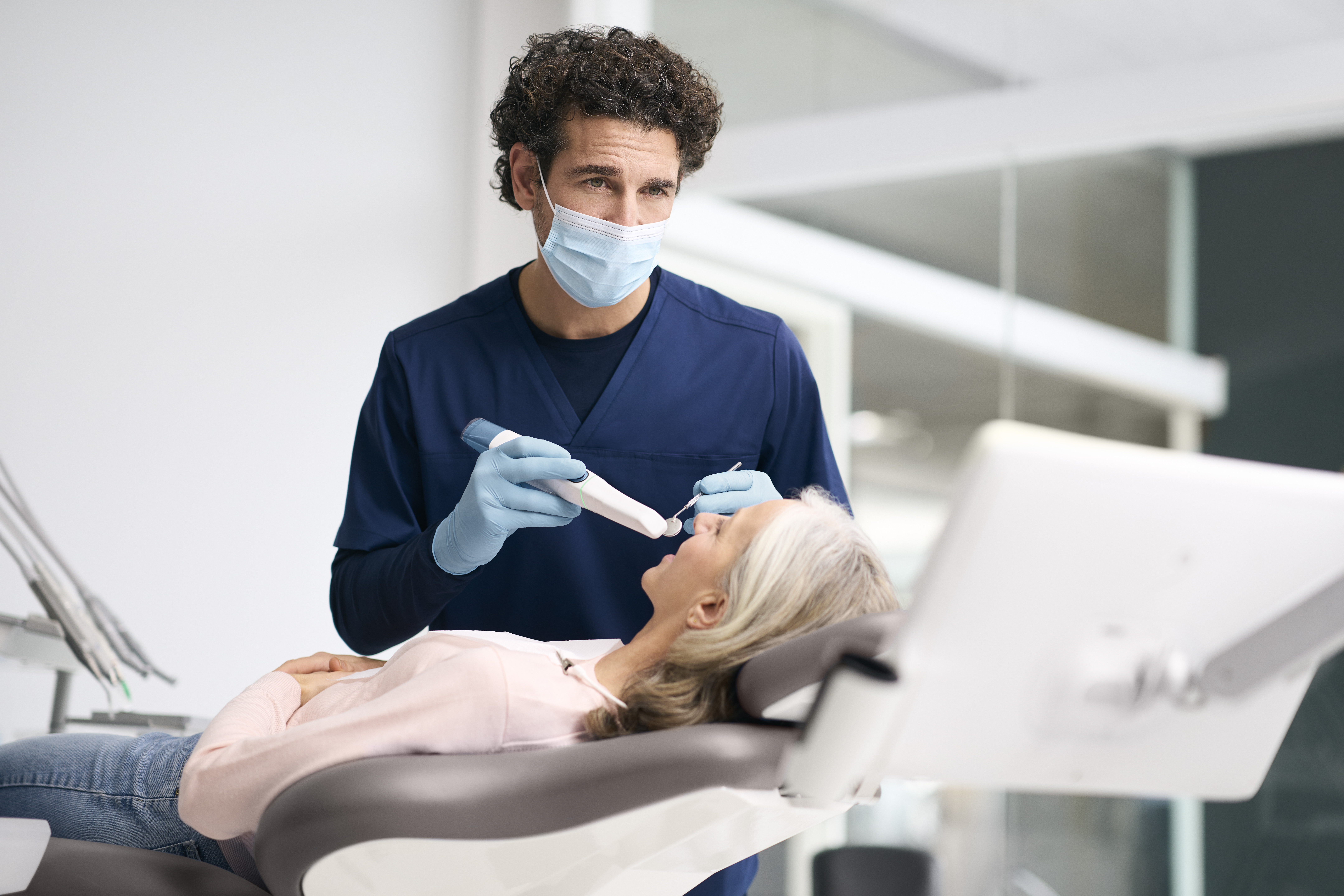 TRIOS 6_Lifetyle Photos_TRIOS 6_Male dentist scanning female patient move pro_High Res_2025.jpg